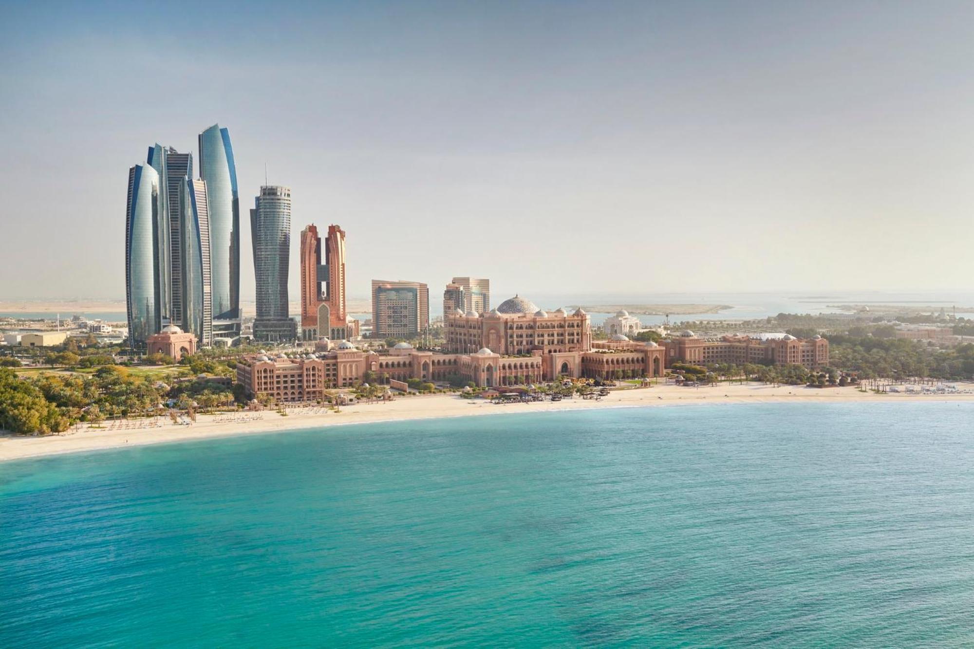 Emirates Palace Mandarin Oriental, Abú Dhabí Exteriér fotografie Abu Dhabi skyline